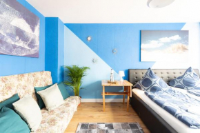 - Ocean Haven Deluxe with Coastal Charm - 2-Room Sea-Inspired Apartment 75sqm - Central Location - Elegant Nautical Design - Completely Renovated 2024 with TV & Netflix - Full Kitchen - Free Parking -